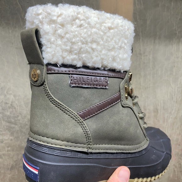 Tommy Hilfiger Snow Boots - Picture 5 of 9